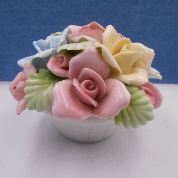 VINTAGE CAPODIMONTE STYLE FLORAL BOUQUET BASKET PASTEL FLOWERS DELICATE BUNDLE - Picture 2 of 11